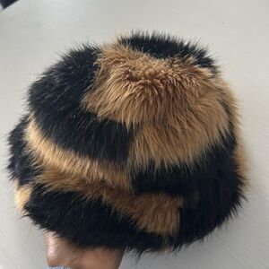 Stand studio wera fur bucket hat
